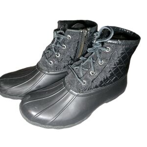 Key FeaturesWaterproof: The boots have a rubber duck shell and watertight cons